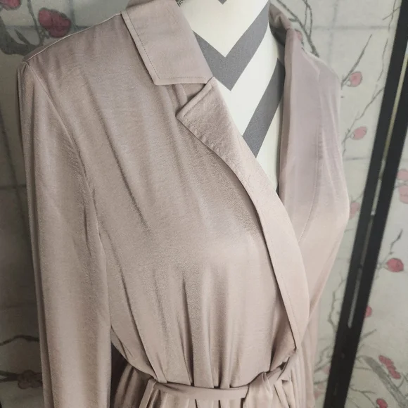 NWT Barefoot Dreams Washed Satin Notched Collar Robe Robes